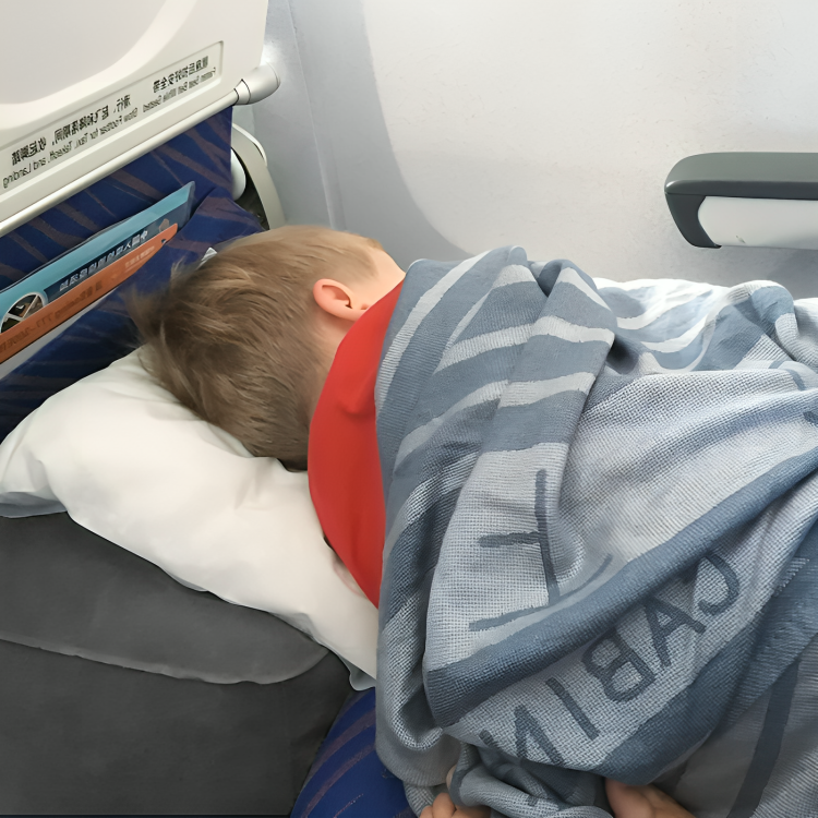 TIJDELIJK 50% KORTING | CozyLegs™ | Opblaasbaar beensteun reiskussen